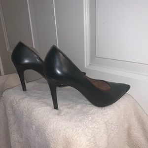Black pumps